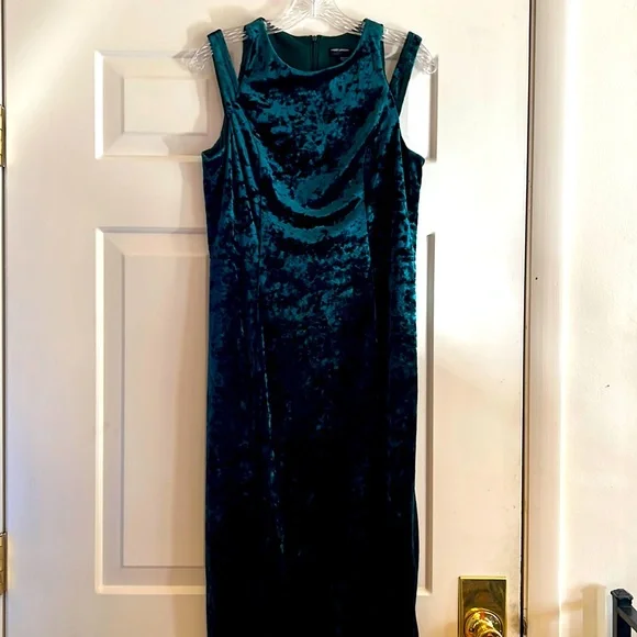 Maggy London | Dresses | Maggy London Dress Green Velvet Never Worn Size 2  | Poshmark